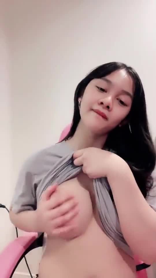 Cewek cantik pamer tetek